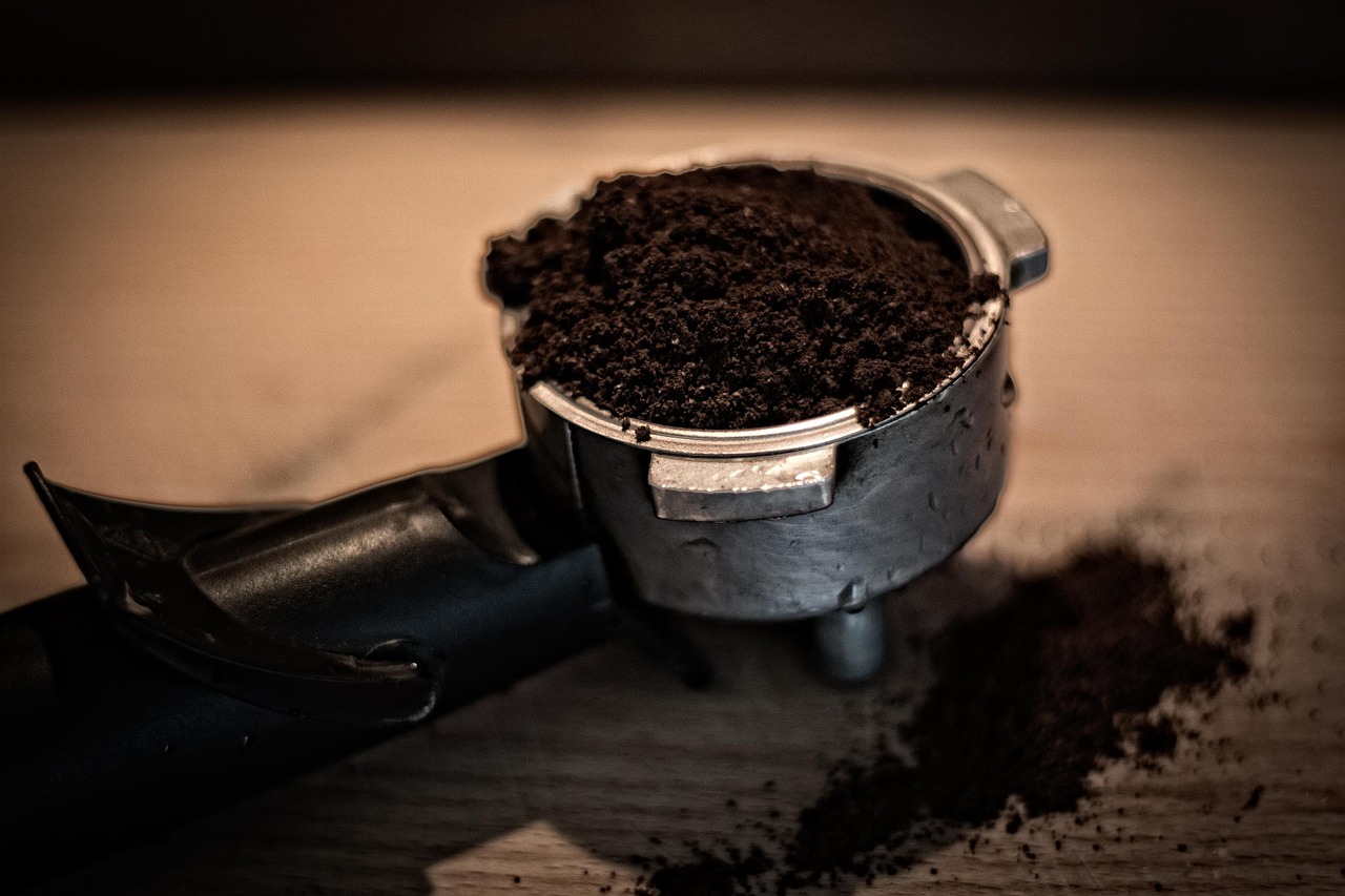 Kawa dla miłośników latte art: jak stworzyć piękne wzory na powierzchni kawy
