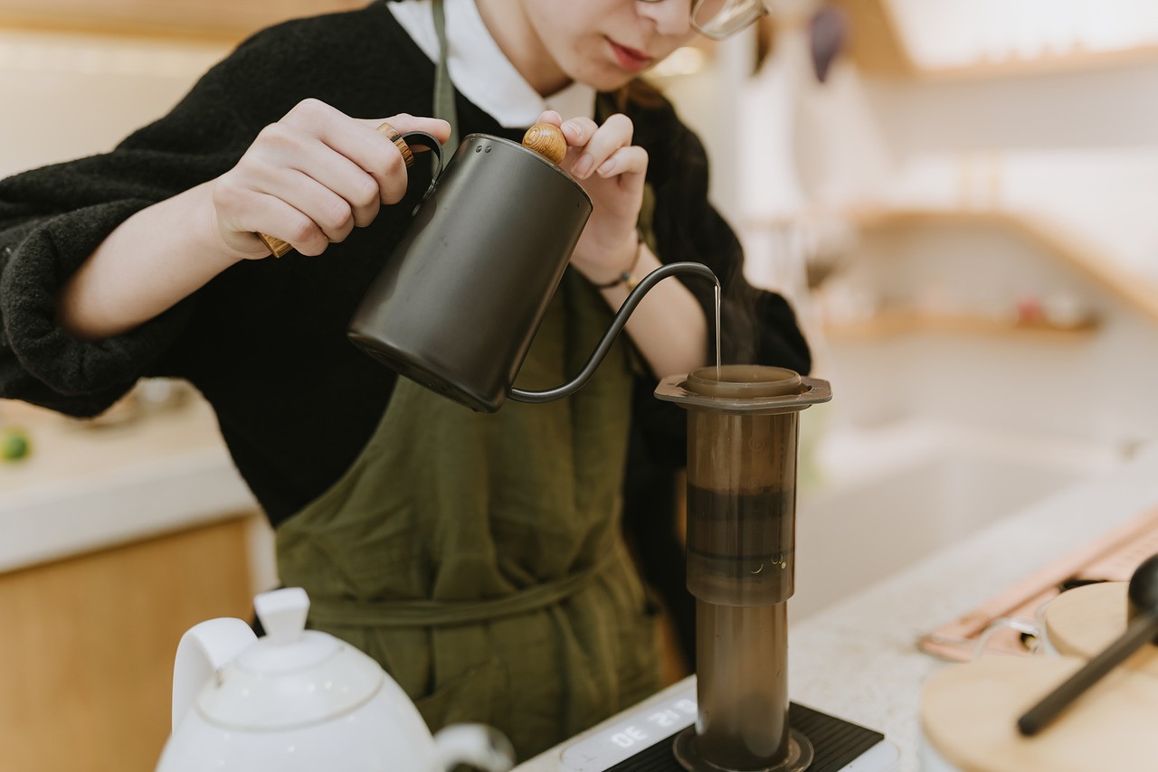 Kofeina w kawie i herbacie: jak wpływa na nasze ciało i umysł